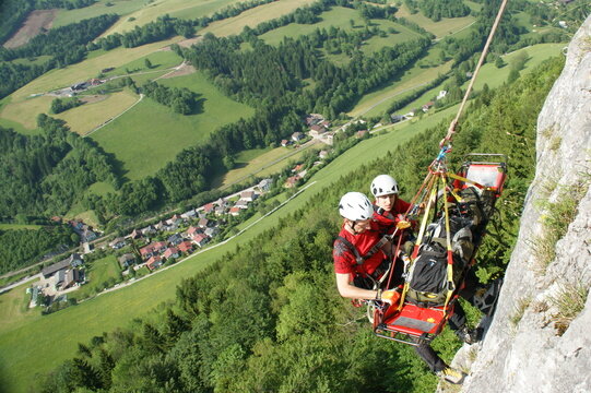 Terrestrial REscue with stretcher - fels_gebirgstrage_abseilen_gerhard_grassmann